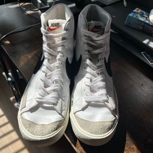 Nike Blazers Size Men's 9.5
Worn with a few noticeable creases